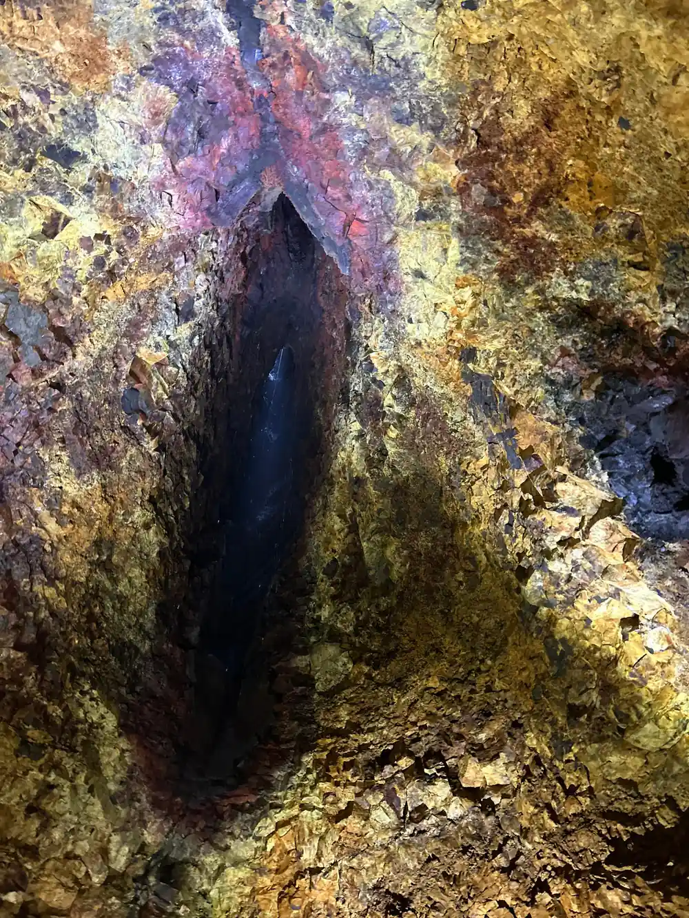The narrow upper shaft of the chamber seen from the floor